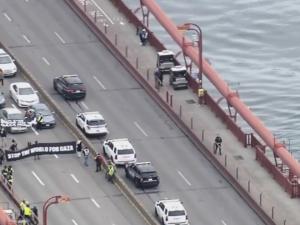 أمريكيون يغلقون أكبر جسر بسان فرانسيسكو احتجاجاً على جرائم الاحتلال بغزة.. شلوا حركة النقل بشكل كامل (فيديو)