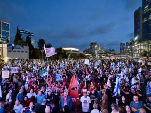 آلاف الإسرائيليين يتظاهرون أمام منزل “هرتسوغ”.. طالبوا بصفة لتبادل الأسرى وإجراء انتخابات مبكرة 