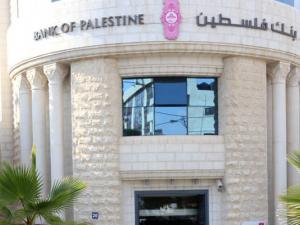 توضيح صادر عن بنك فلسطين بشأن تقرير صحيفة "لوموند" الفرنسية  رام الله- في ضوء ما نشرته صحيفة "لوموند" الفرنسية، اليوم السبت، حول طبيعة ما حدث في فروع بنك فلسطين في مدينة غزة، يود البنك أن يوضح للرأي العام الفلسطيني ولمساهميه وعملائه الكرام بعدم دقة الخبر حول حجم الخسائر التي لحقت بفروعه في قطاع غزة. وأوضح البنك انه من المبكر تقييم وتحديد حجم الأضرار والخسائر التي تعرض لها البنك في القطاع.  وأشار البنك أنه اتخذ كافة الاحتياطات اللازمة بما يشمل بناء المخصصات لمواجهة أصعب السيناريوهات المحتملة التي تتضمن فقدان