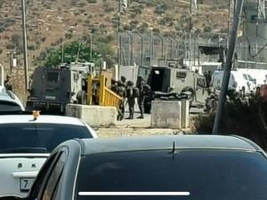 بالصور بزعم تنفيذ عملية دهس.. الاحتلال يغلق حاجزي "حوارة" و"بيت فوريك" بنابلس
