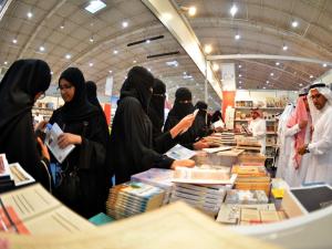 السعودية: اقتحام معرض كتاب لمنع شاعرة من إلقاء قصيدة