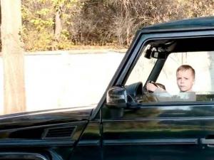 فيديو مخيف.. طفل الـ6 سنوات يقود سيارة دفع رباعي أمام والديه