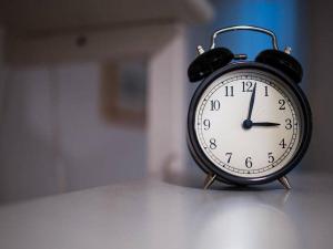 الاستيقاظ مبكرا بساعة عن المعتاد. دراسة تكشف "فائدة عظيمة"