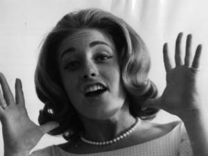 السرطان يُنهي حياة المغنية الأمريكية ليزلي جور