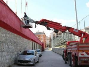 مدرب معاقب يشاهد المباراة من رافعة