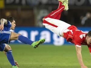 أوقف لـ3 مباريات دوليّة بسبب "علكة"