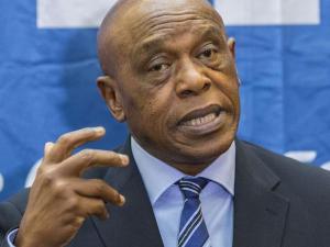 رجل أعمال جنوب إفريقي يترشح لرئاسة الفيفا