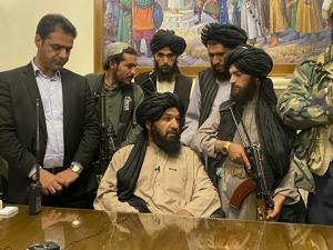 رويترز: طالبان تقول إنها ستدعو النساء للمشاركة في إدارة البلاد وستستعين بمسؤولين في الحكومة السابقة