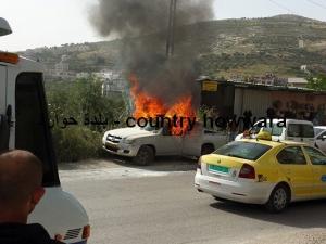 إصابة مستوطن جرّاء حرق سيارته في حوارة