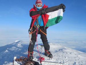 فلسطينية ترفع علم بلادها على أعلى قمة جبل في أمريكا