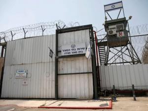 سياسة عنصرية متواصلة: نقل 70 أسيراً من سجن "رامون" إلى "جلبوع"