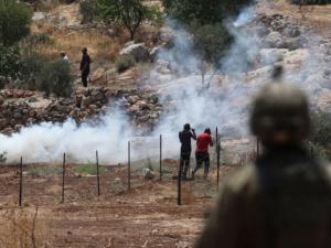 الضفة: إصابات بالرصاص والاختناق في مواجهات مع قوات الاحتلال