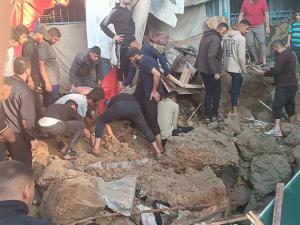الحرب على غزة: عشرات الشهداء والجرحى بقصف مدرسة تؤوي نازحين في البريج