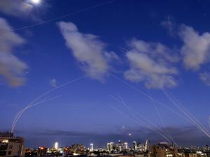 حرب على إيران واغتيال خامنئي: قتيلة وأكثر من 120 إصابة بإسرائيل واستهداف قواعد أميركية