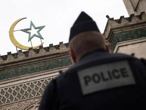فرنسا تعتزم إغلاق ستة مساجد وحل جمعيات إسلامية