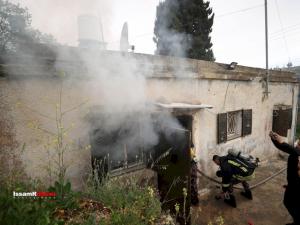 مستوطنون يحرقون منزلاً في سنجل بداخله أطفال! (فيديو)