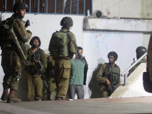 تخللتها مواجهات وإصابات: حملة اعتقالات بالضفة طالت قادة من حماس