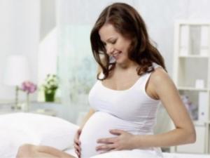 لماذا يصبح صعبًا حمل المرأة بشكل طبيعي بعد سن الـ40؟