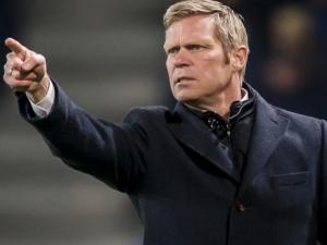 "جو أهيد ايجلز" الهولندي يفقد مدربه نهاية الموسم