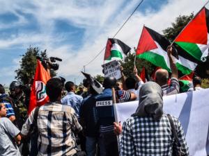 الاحتلال يقمع مسيرة لحماية بيت البركة شمال الخليل