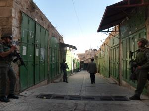 الاحتلال يستولي على مخازن تجارية بالخليل القديمة