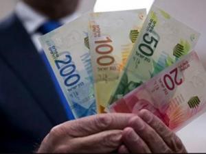 يشهد سعر صرف الدولار الامريكي اليوم الاثنين 2/8/2021 انخفاضاً متواصلاً في فلسطين مقابل الشيقل "الاسرائيلي" ، وسط توقعات ان يشهد مزيدا من الانخفاض .  وجاءت اسعار صرف العملات اليوم الاثنين 2/8/2021 ، على النحو التالي :  سعر صرف الدولار الامريكي مقابل الشيقل:3.23  سعر صرف الدينار الاردني مقابل الشيقل:4.55  سعر صرف اليورو الاوروبي مقابل الشيقل:3.82  سعر صرف الجنيه المصري مقابل الشيقل:0.20
