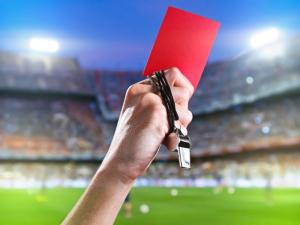 فضيحة تحكيميّة.. طرد لاعب بدل آخر!