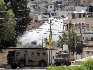اصابات خلال اشتباكات - قوات الاحتلال تقتحم مخيم جنين وتحاصر منزلا