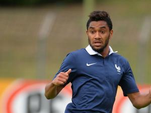 أمافي لاعب أستون فيلا يغيب لنهاية الموسم 