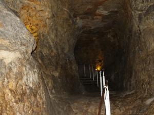 أنفاق وعيون ماء أسفل الأرض في سلوان 