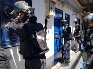 اندلاع مواجهات عنيفة بين الأسرى ووحدات القمع في سجن "عوفر"