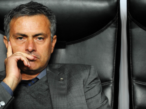 إيقاف مورينيو مباراة وتغريمه