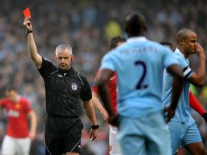 الاتحاد الإنجليزي يوقف لاعبين بسبب البصق