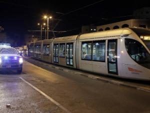 رشق القطار الخفيف بالتلة الفرنسية في القدس