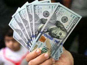 الدولار يصعد ويهبط بأسعار الذهب.. والعالم يترقب يوم الأربعاء