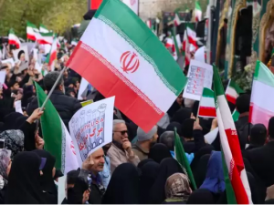 إيران تلوح بالتصعيد وتنتقل من الدفاع إلى الهجوم