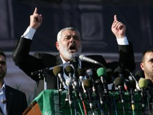 إسرائيل تتهم شابًا غزّيًا بتهريب أموال لإسماعيل هنية