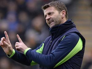 أستون فيلا يستغني عن مدربه