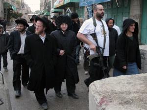 مستوطنون يعتدون على مواطنين في الخليل