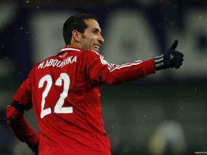 ناشطون يرفعون "كرت أحمر" رفضًا لتجميد أموال أبو تريكة