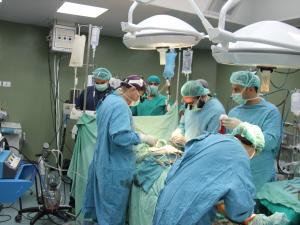 أطباء يكسرون 14 عظمة من وجه طفل