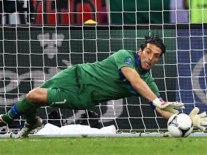 هل سيعتزل الحارس بوفون قريبًا؟