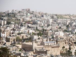 vالاحتلال يغلق مركزًا تجاريًا وسط الخليل