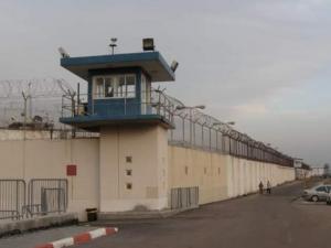 اعلام الاسرى : إصابة عدد من أسرى قسم "12" في سجن "نفحة" بعد تعرضهم لتنكيل الاحتلال