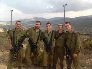 شاؤول أرون، في وسط الصورة