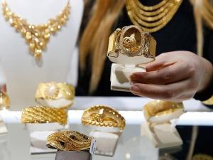 لماذا ترتفع أسعار الذهب وتنخفض؟ إليك الجواب