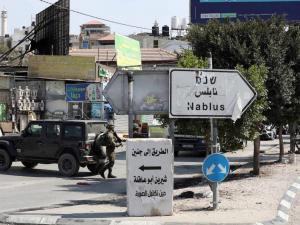 الاحتلال يغلق مداخل بعض الطرق الفرعية بحوارة جنوب نابلس
