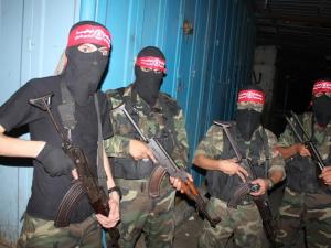 "المقاومة الوطنية" تنظم مسيرًا عسكريًا بغزة