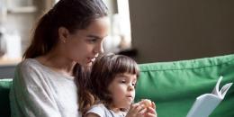 كيف يؤثر مشاركة الآباء أبنائهم القراءة واللعب على تحصيلهم العلمي؟ نتائج مهمة توصل إليها باحثون