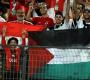 الجماهير المصرية ترفع العلم الفلسطيني في المباراة مع جيبوتي